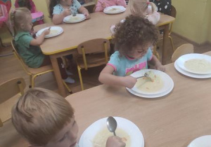 Dzieci samodzielnie zjadają zupę.